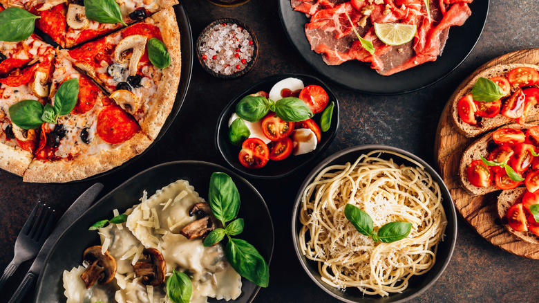 Cena con platillos italianos como con pizza y pasta