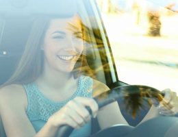 mujer disfrutando seguro de auto