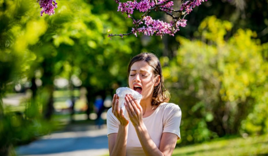 mujer alergica con estornudos y tos