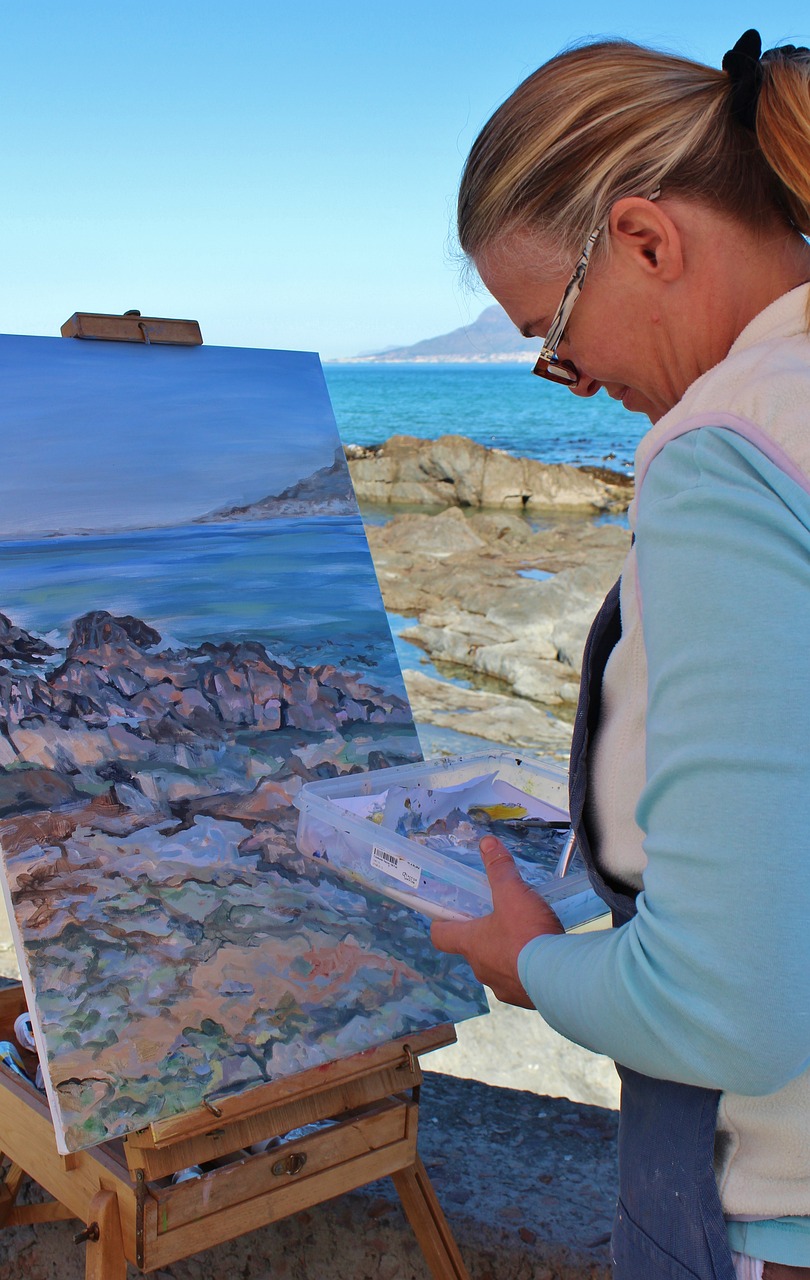 mujer pintando paisaje