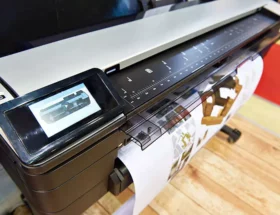 plotter a color en taller de imprenta