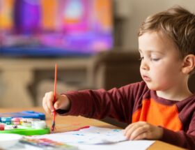 Niño con útiles escolares
