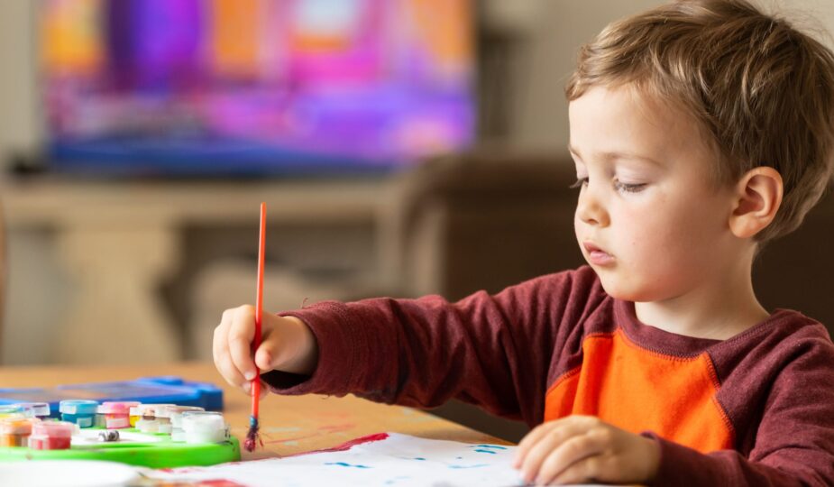 Niño con útiles escolares
